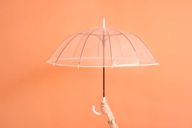 Renkli arka planda şık şemsiye ile Kadın el