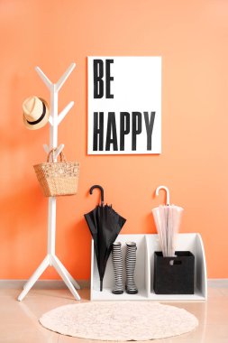 Salonun içinde şık şemsiyeler var.