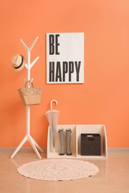 Salonun iç giysi askısı ile şık şemsiye