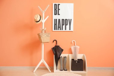 Salonun içinde şık şemsiyeler var.