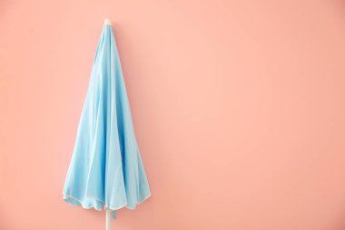 Renkli arka planda şık şemsiye