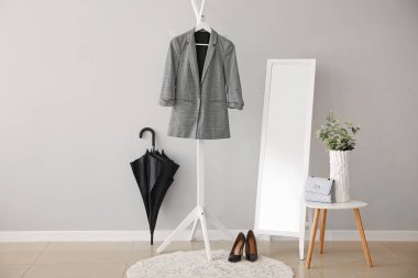 Şemsiyesi çok şık ve iç mekânında giysileri var.