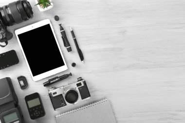 Tablet bilgisayar ve ahşap arka plan üzerinde fotoğrafçının ekipman seti