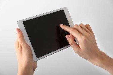 Açık arka planda tablet bilgisayara sahip kadın