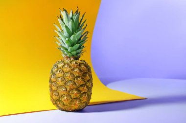 Renkli arka planda lezzetli olgun ananas