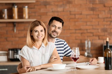 Mutlu çift mutfakta dinleniyor