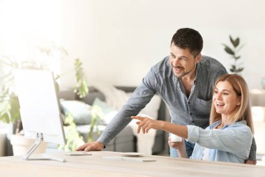 Evde bilgisayar kullanarak aşık Mutlu çift