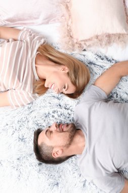 Aşık mutlu çift yatakta yatan, üst görünümü