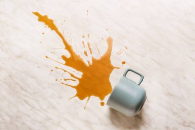 Hafif arka planda dökülen içecek ile Fincan