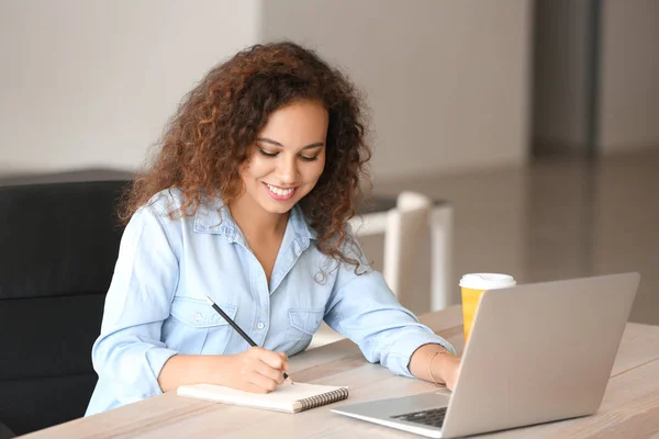 Junge afrikanisch-amerikanische Studentin bereitet sich auf Prüfung vor — Stockfoto