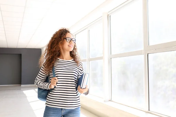 Joven estudiante afroamericano en la universidad — Foto de Stock