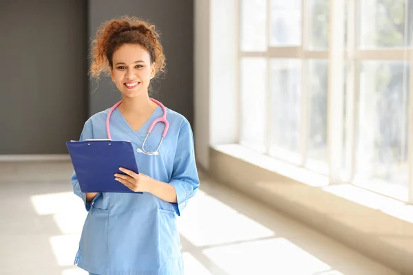 Jonge Afro-Amerikaanse verpleegster in kliniek — Stockfoto