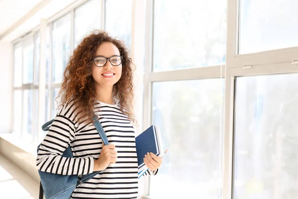 Joven estudiante afroamericano en la universidad — Foto de Stock