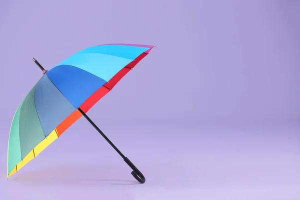 Paraguas elegante sobre fondo de color — Foto de Stock