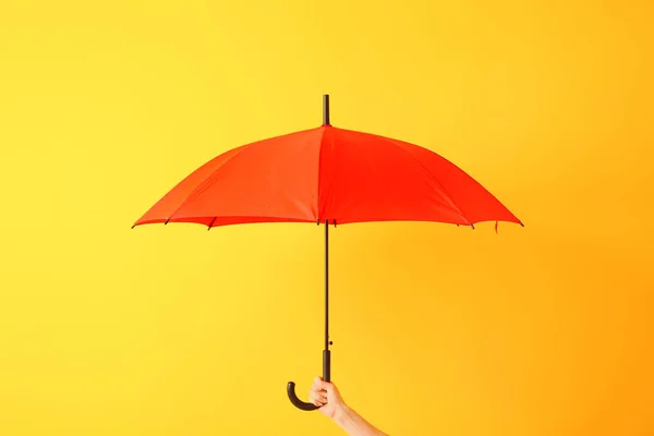 Main féminine avec parapluie élégant sur fond de couleur — Photo