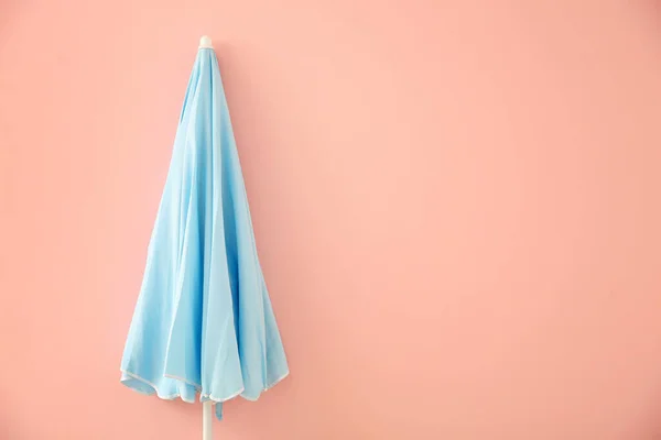 Guarda-chuva elegante em fundo de cor — Fotografia de Stock