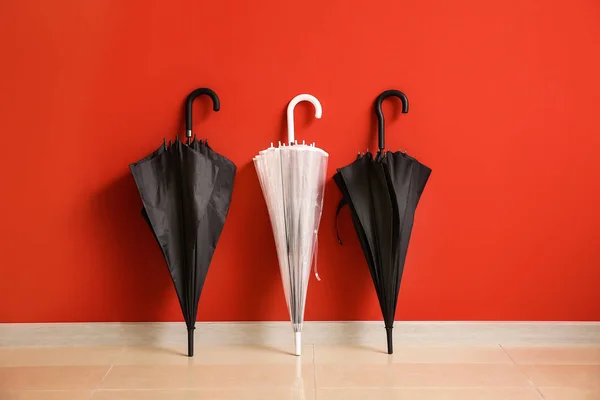 Stijlvolle paraplu's in de buurt van Color Wall — Stockfoto