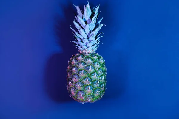 Gustoso ananas maturo su sfondo di colore — Foto Stock