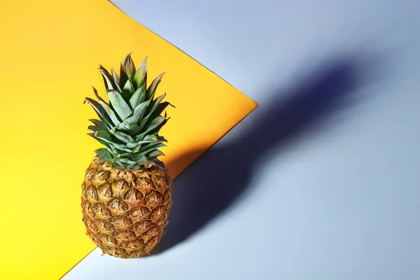 Вкусный спелый ананас на цветном фоне — стоковое фото