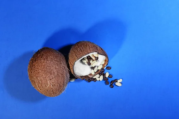 색상 배경에 맛 있는 코코넛 — 스톡 사진