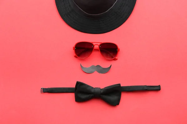 Óculos de sol elegantes com acessórios masculinos e bigode no fundo de cor — Fotografia de Stock