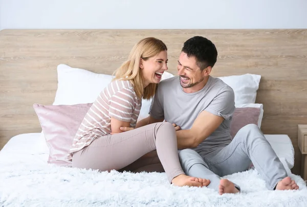 Retrato de pareja feliz en la cama en casa — Foto de Stock