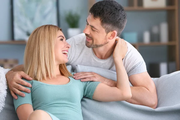 Pareja feliz enamorada descansando en casa —  Fotos de Stock