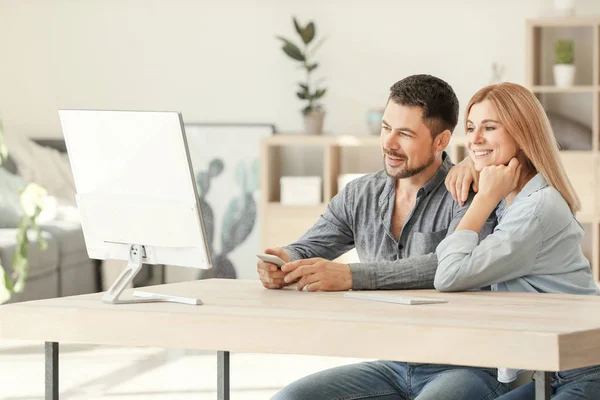 Happy couple in love using computer at home — Stock Photo, Image