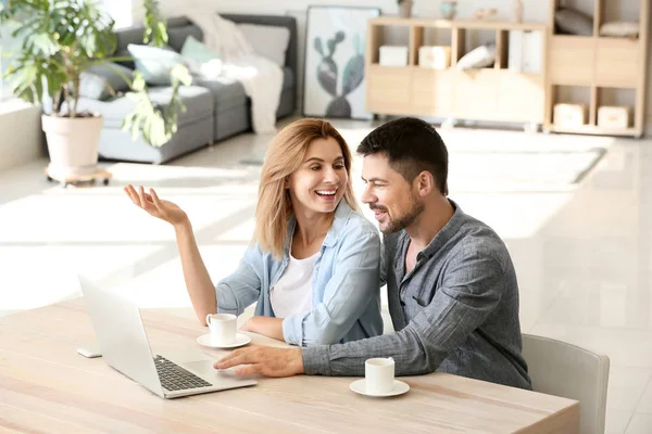 Happy couple in love using laptop at home — Stock Photo, Image