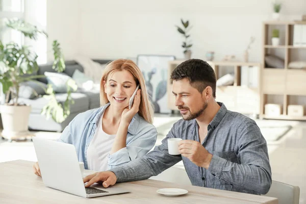 Happy couple in love using laptop at home — Stock Photo, Image