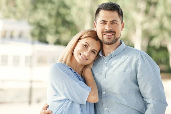 Pareja feliz enamorada caminando al aire libre —  Fotos de Stock