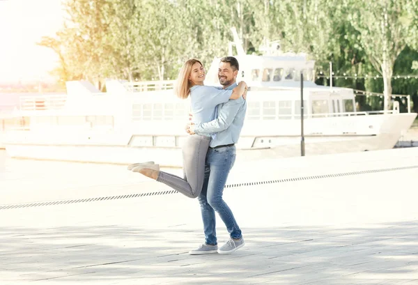 Happy couple in love having fun outdoors — Stock Photo, Image