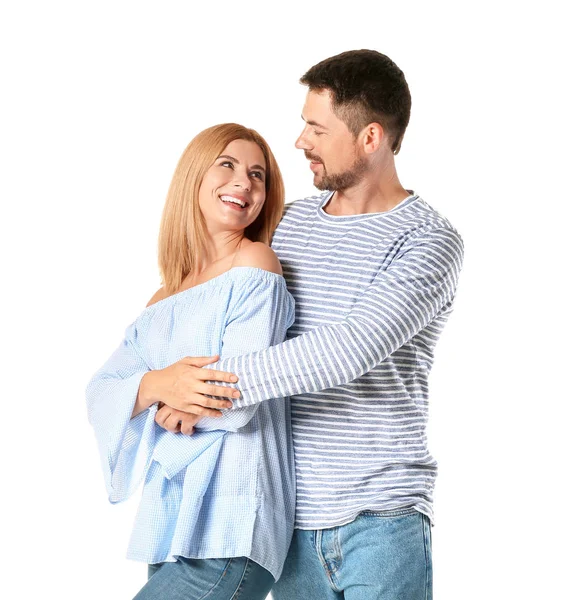 Retrato de pareja feliz enamorada sobre fondo blanco — Foto de Stock