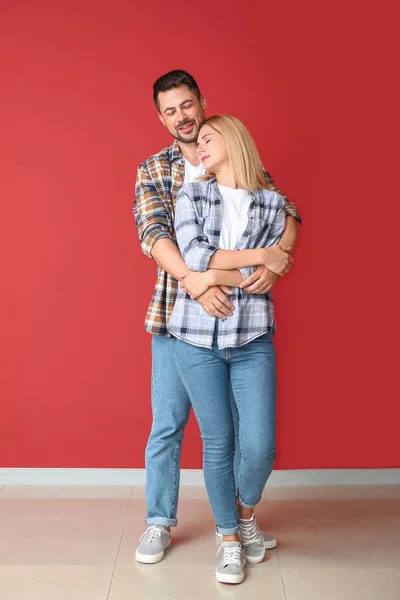 Retrato de pareja feliz cerca de la pared de color —  Fotos de Stock