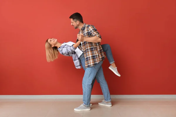 Portret pary tańca w pobliżu kolorowej ściany — Zdjęcie stockowe