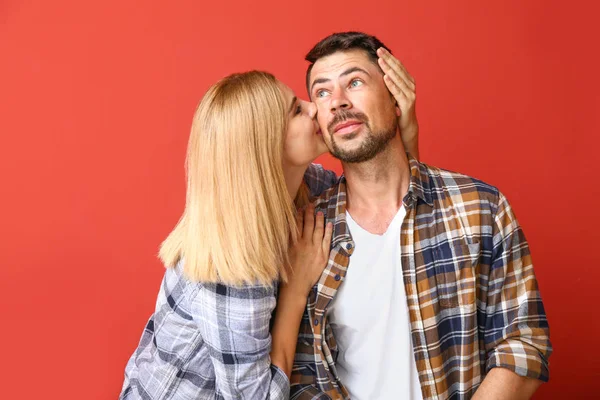 Retrato de pareja feliz enamorada sobre fondo de color — Foto de Stock