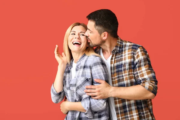 Ritratto di coppia felice innamorata su sfondo a colori — Foto Stock