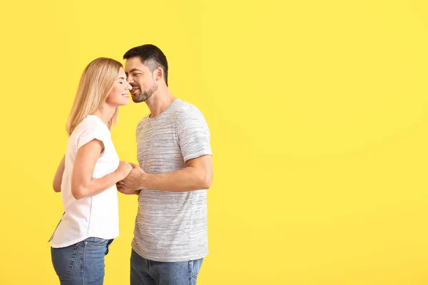 Retrato de pareja feliz enamorada sobre fondo de color — Foto de Stock