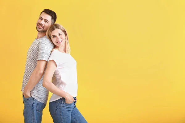 Портрет щасливої пари закоханої на кольоровому фоні — стокове фото