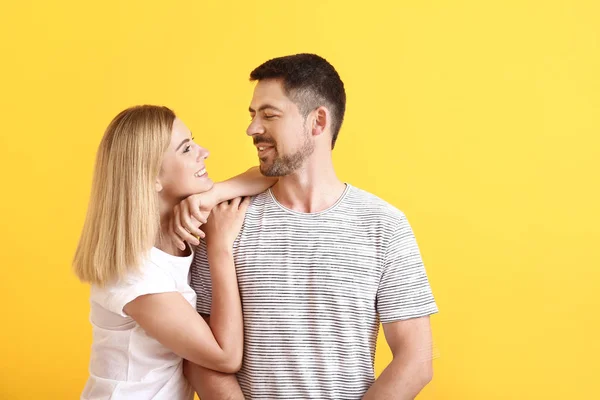 Портрет счастливой влюбленной пары на цветном фоне — стоковое фото