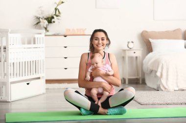 Anne evde sevimli küçük bebek ile yoga
