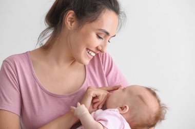 Beyaz arka plan üzerinde sevimli küçük mutlu anne