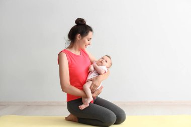 Anne sevimli küçük bebek kapalı yoga