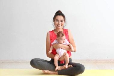 Anne sevimli küçük bebek kapalı yoga