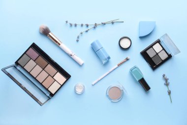 Renkli arka planda dekoratif kozmetik seti