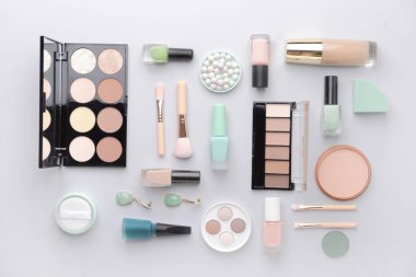 Hafif arkaplanda dekoratif kozmetik seti