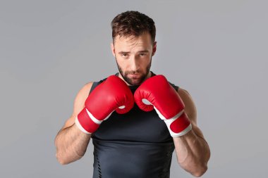 Gri arka planda güçlü erkek boksör