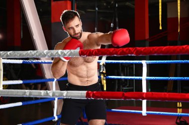 Sportif adam boks ringde
