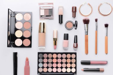 Hafif arkaplanda dekoratif kozmetik seti