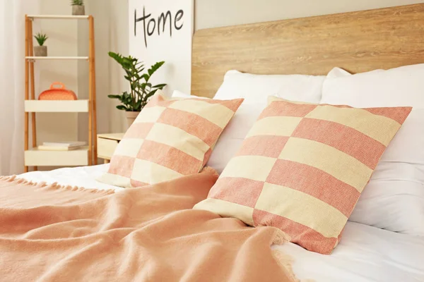 Eleganti cuscini sul letto a casa — Foto Stock